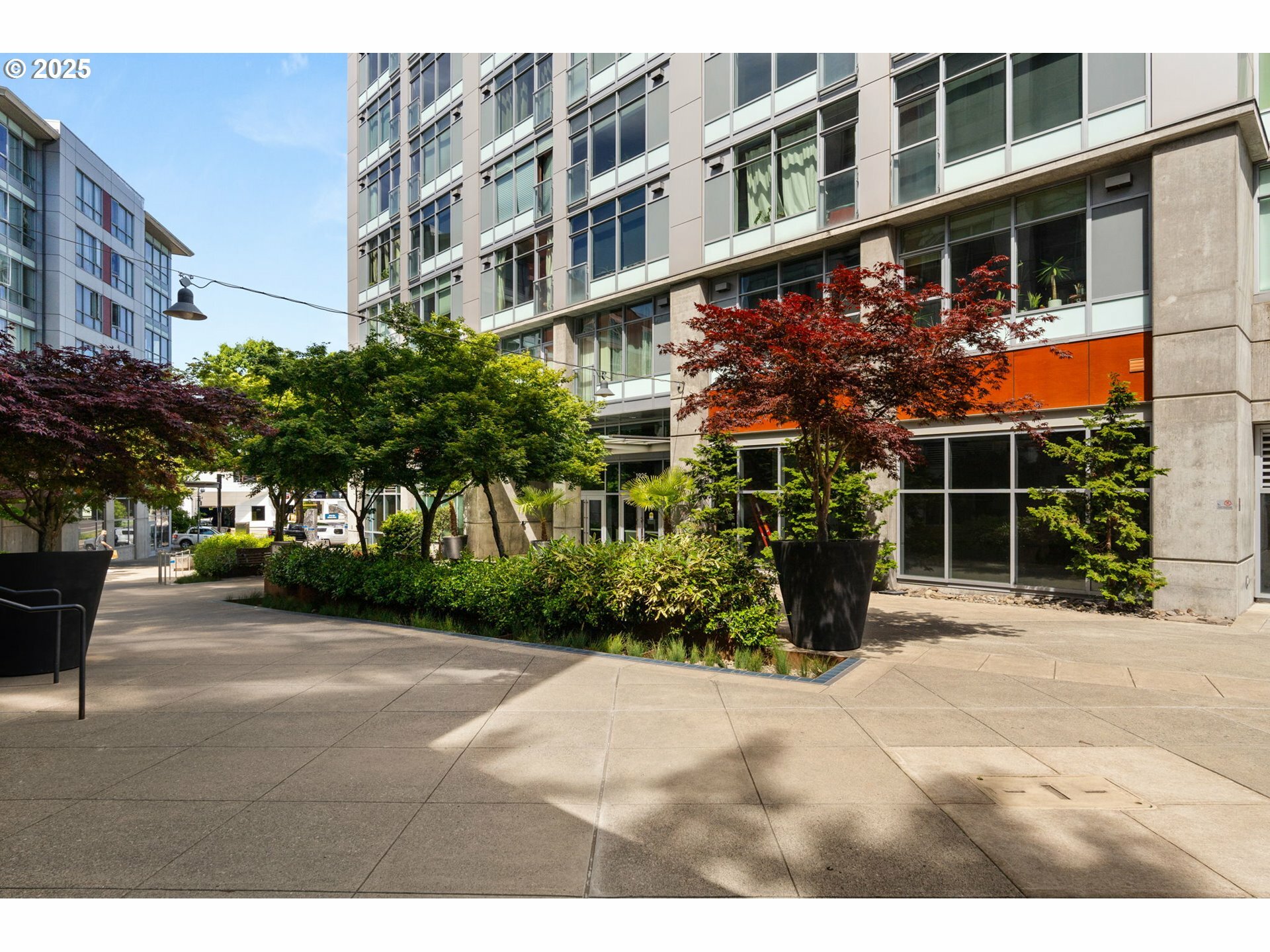 Property Photo: 1926 W Burnside St 1401 OR 97209