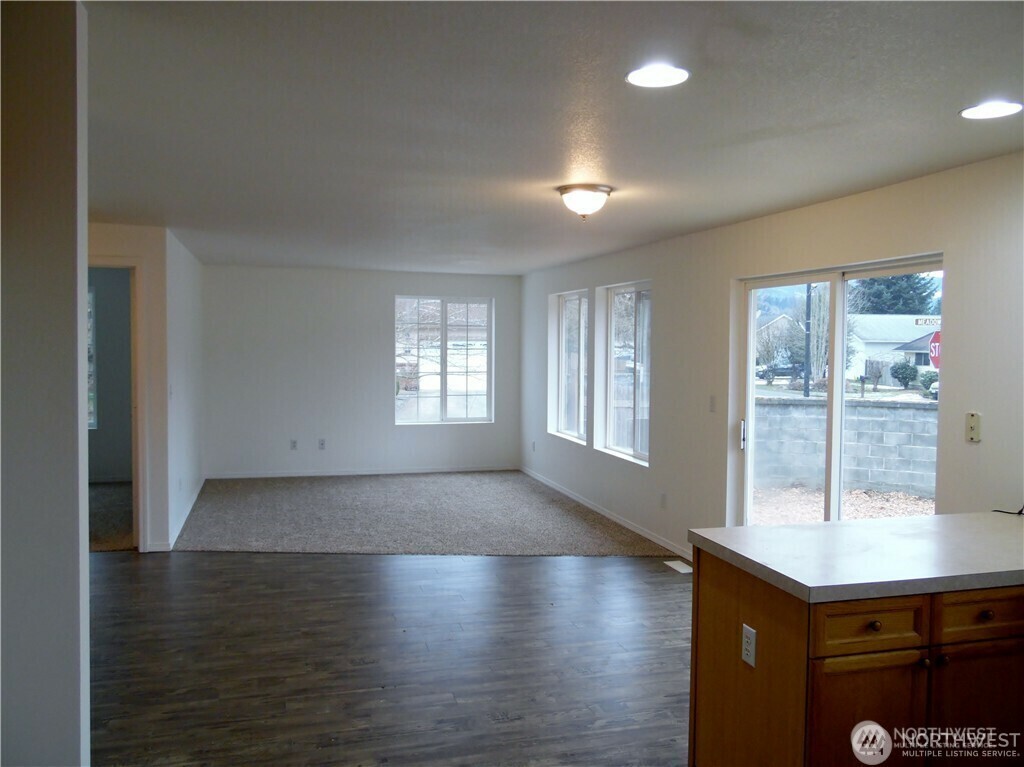Property Photo: 1998 Meadowood Loop WA 98674
