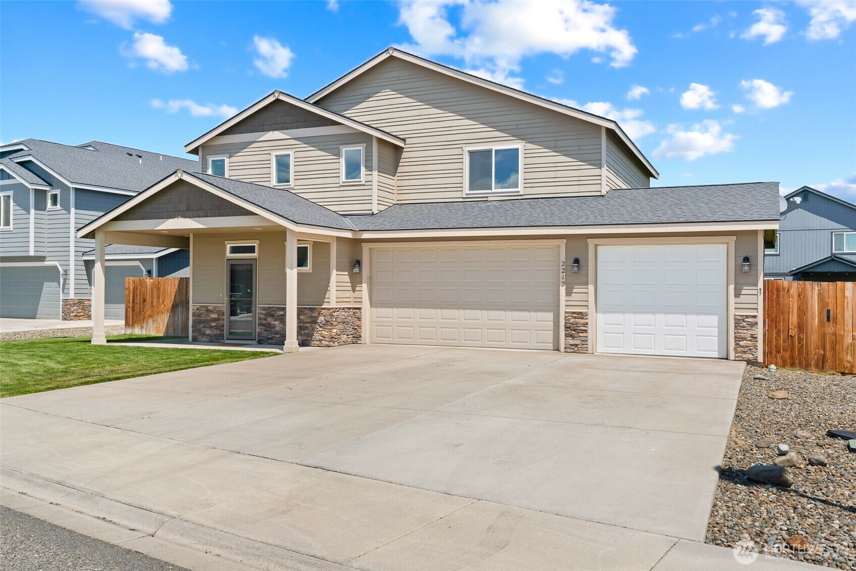 Property Photo: 2212 N Creeksedge Way WA 98926