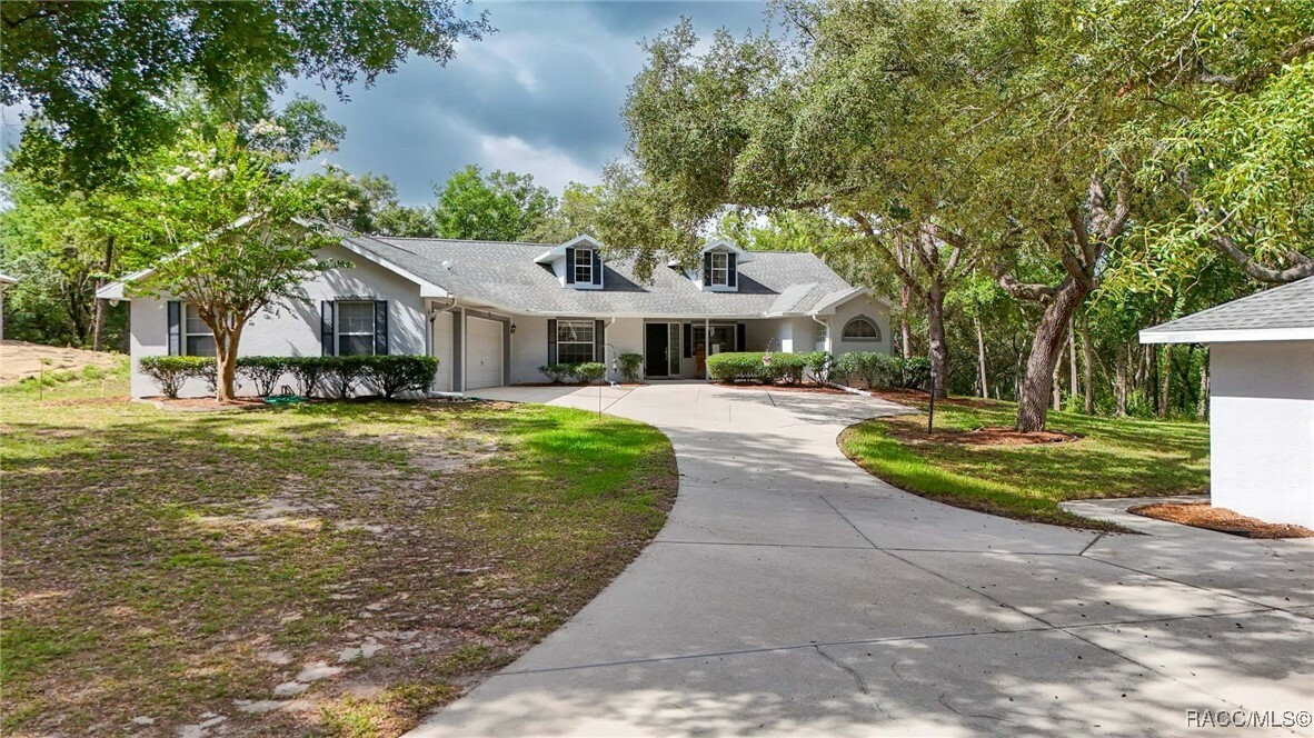 Property Photo: 1150 E Cleveland Street FL 34442