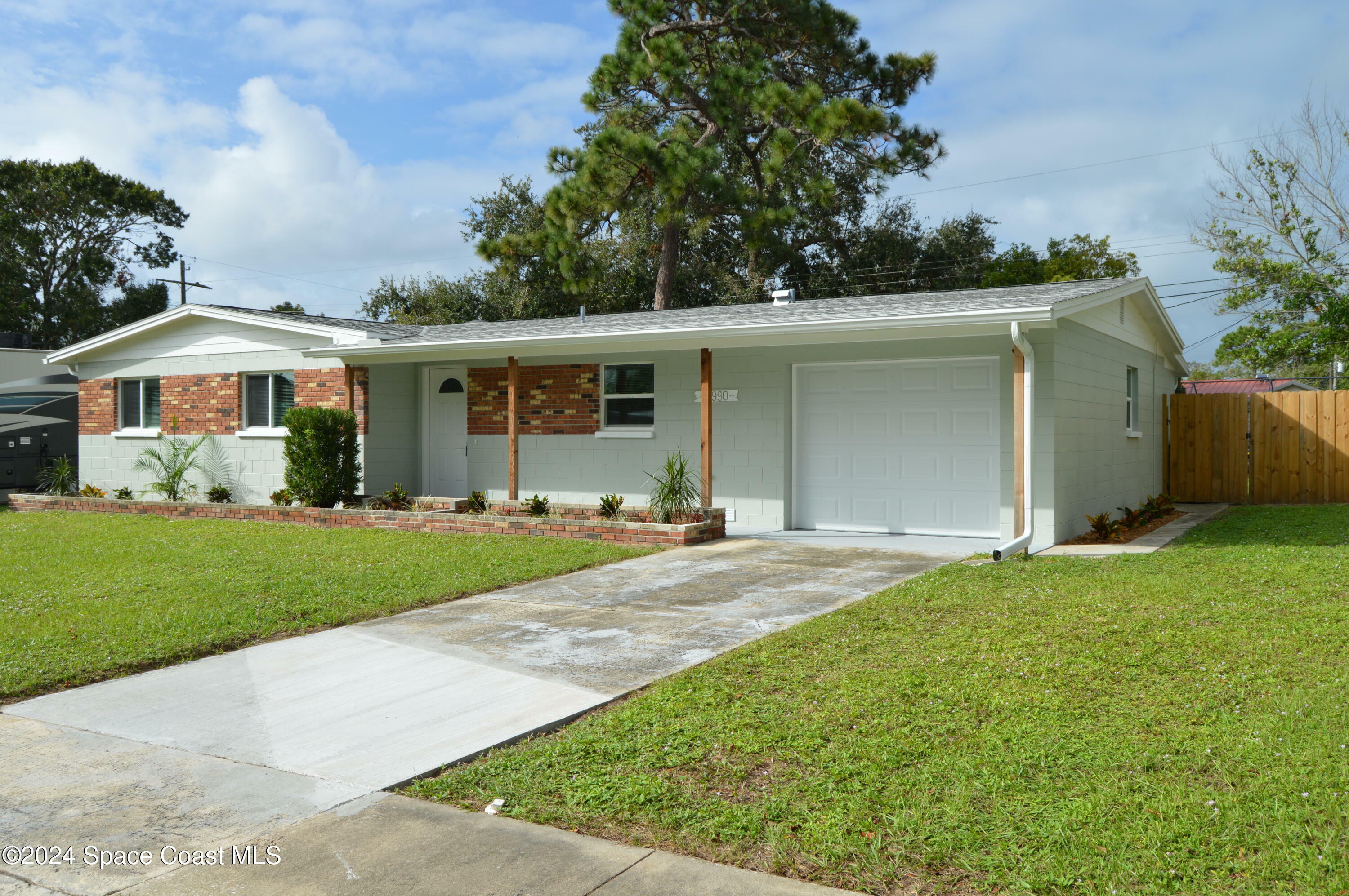 Property Photo: 4990 Melissa Drive FL 32780