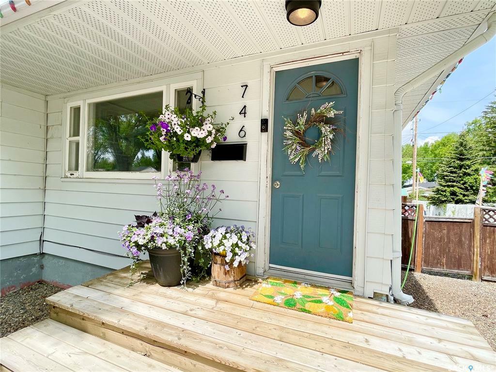 Property Photo: 746 Grandview Street W SK S6H 5L6