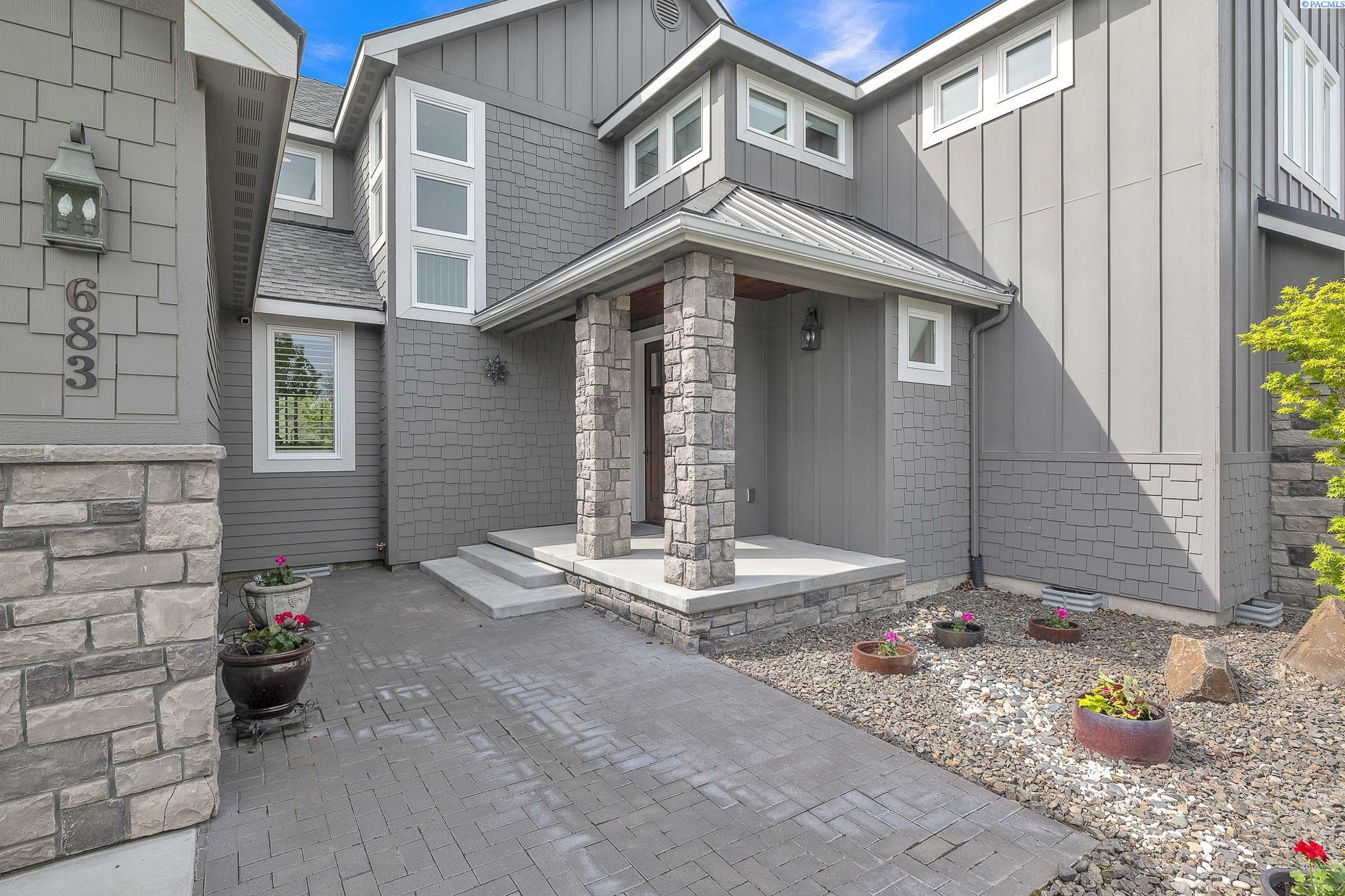 Property Photo: 683 Isola Vista Ct. WA 99352
