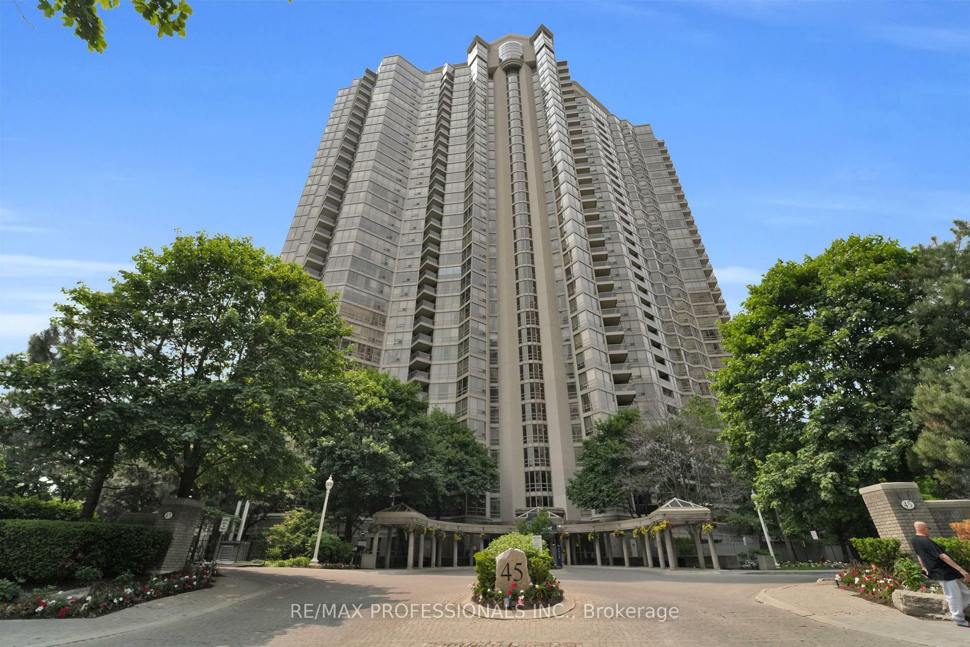 Property Photo: 45 Kingsbridge Garden Circle 905 ON L5R 3K4