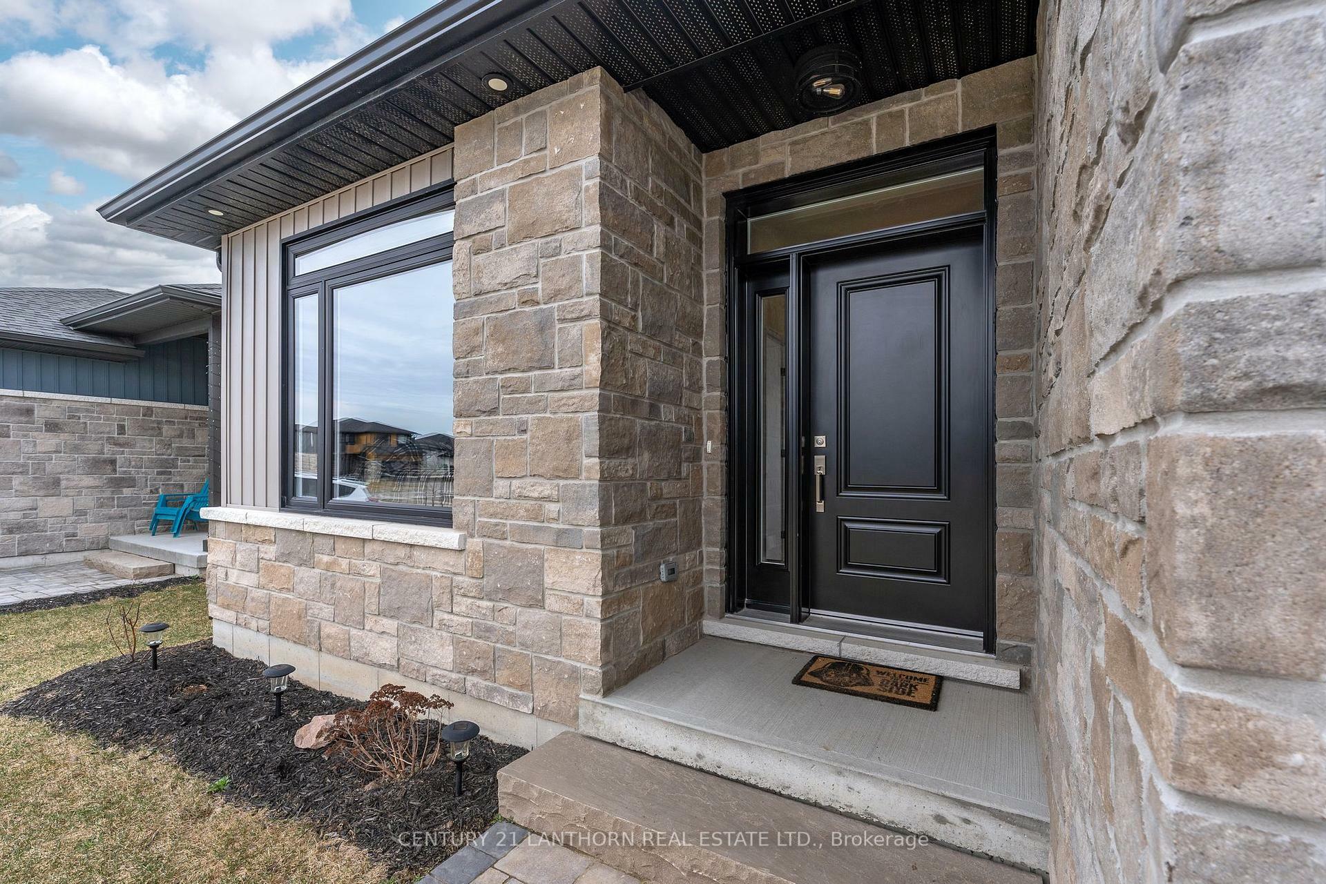 Property Photo: 62 Hastings Park Drive ON K8P 0H7