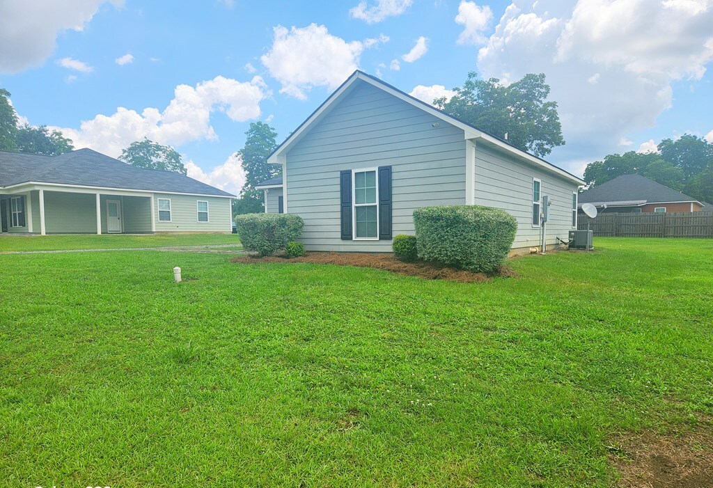 Property Photo:  1220 NE Ballpark Avenue  GA 39842 