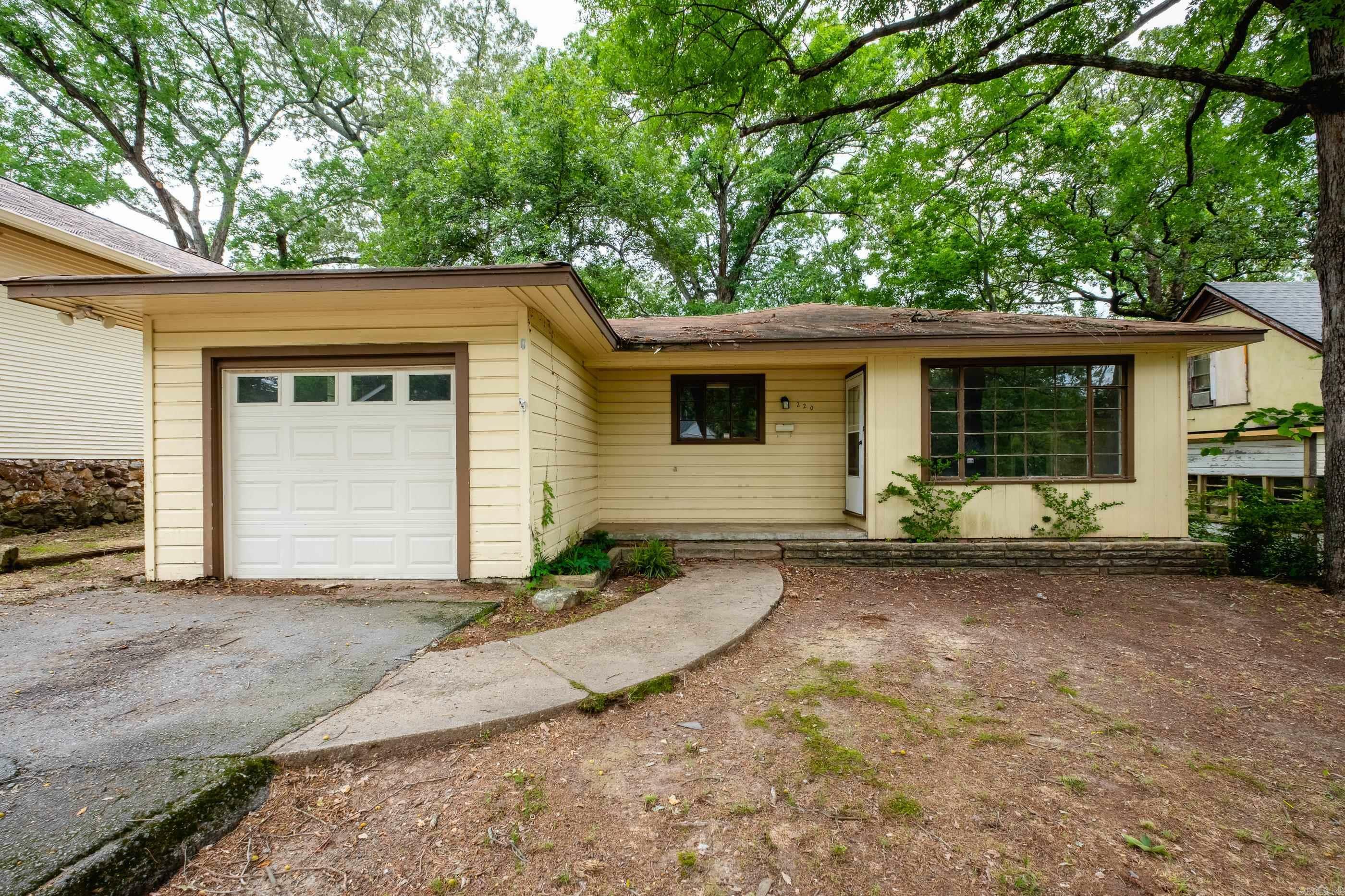 Property Photo: 220 N Monroe St AR 72205