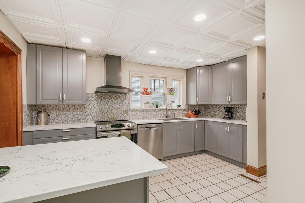 Property Photo:  979 S Cassingham Road  OH 43209 