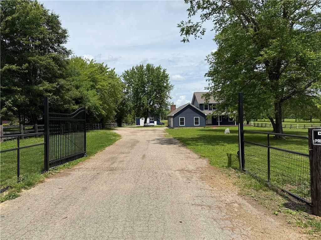 Property Photo: 2211 E Social Row Road OH 45458