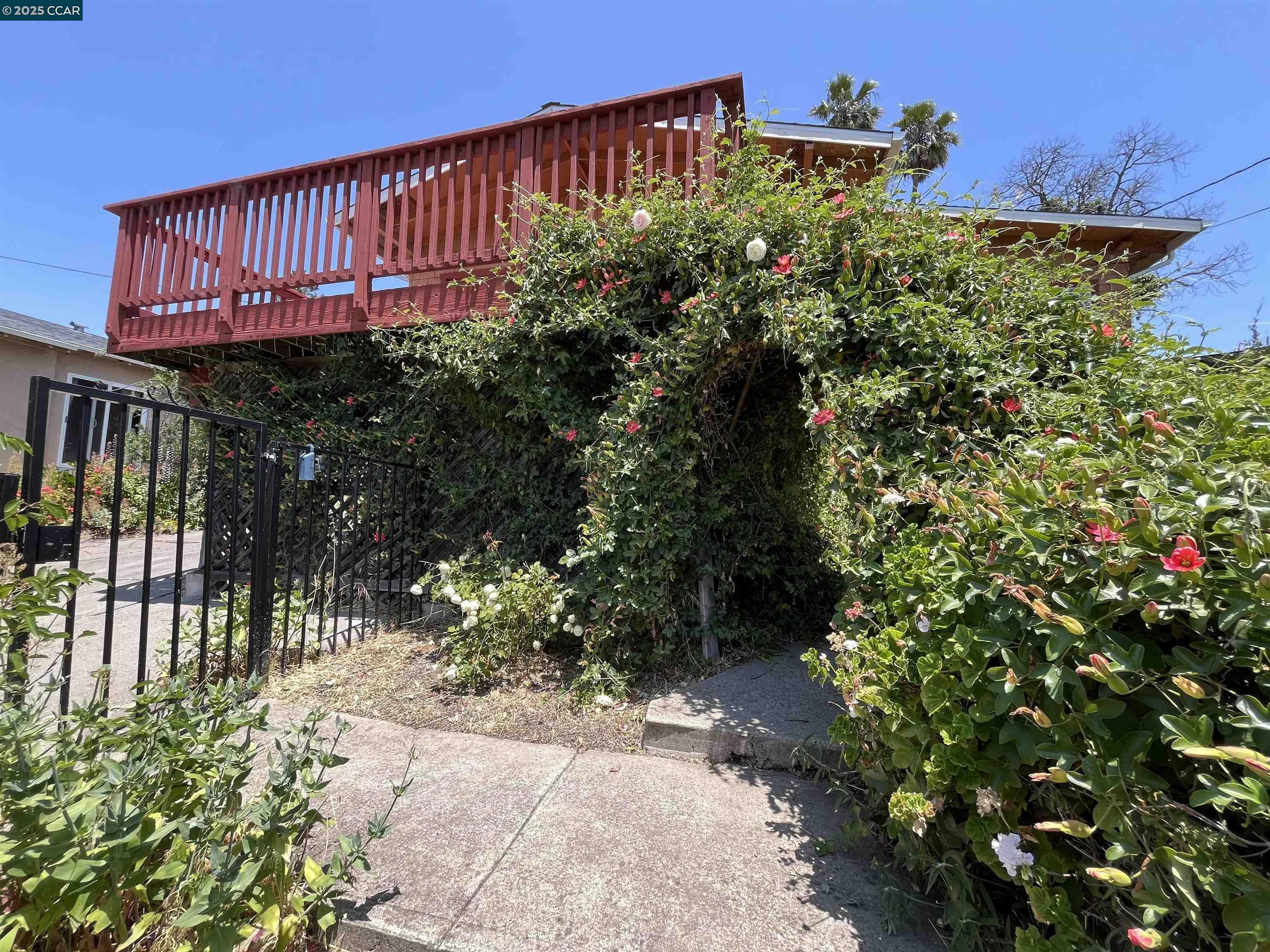 Property Photo: 7618 Sunkist Dr CA 94605