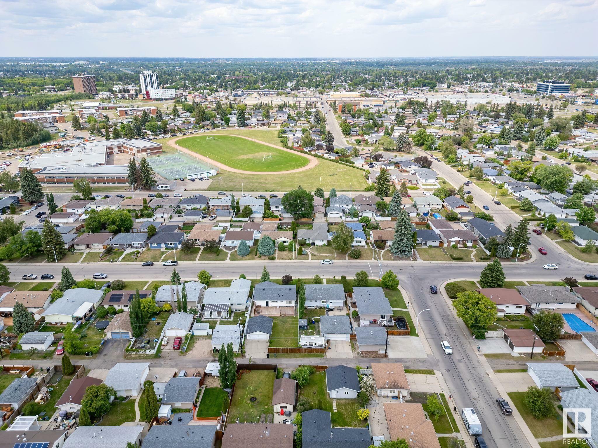 Photo de la propriété: 9424 58 Street NW AB T6B 1M2
