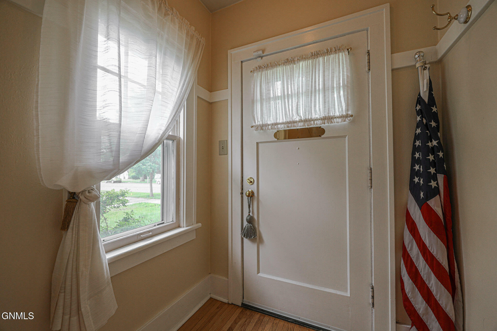 Property Photo: 921 N 6th Street ND 58501