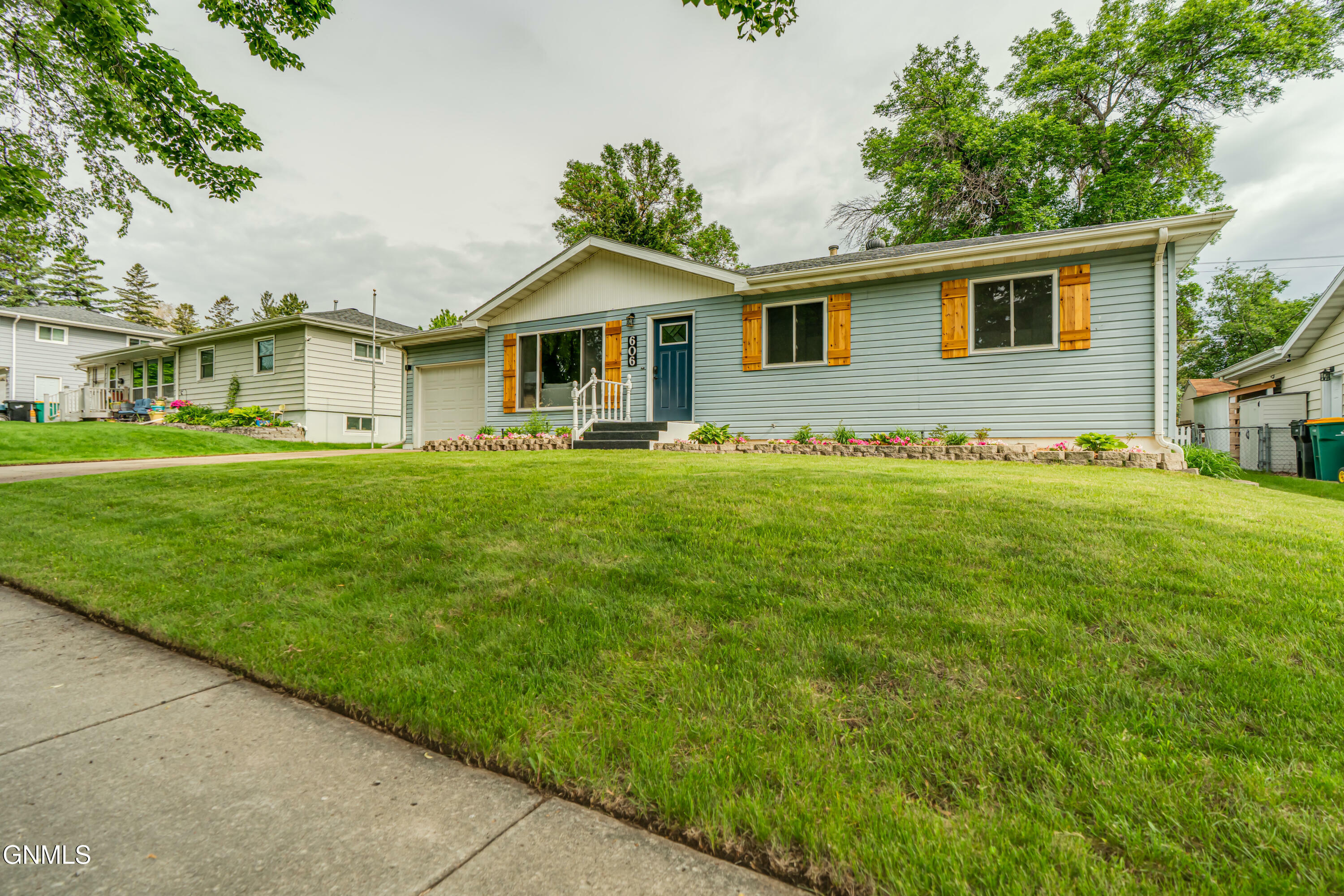 Property Photo:  606 Turnpike Avenue W  ND 58501 