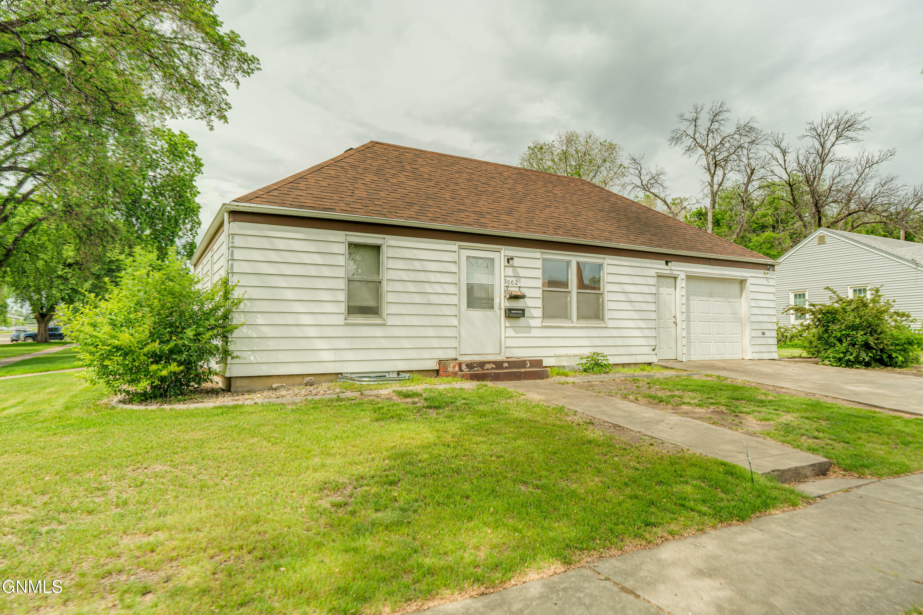 1002 F Avenue E  Bismarck ND 58501 photo