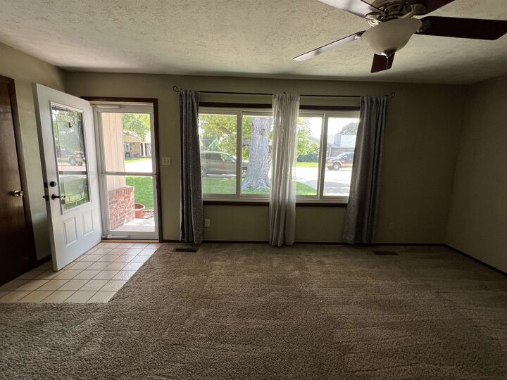 Property Photo: 3115 W E St NE 69101