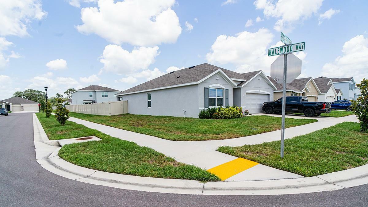 Property Photo:  5906 Hedge End Bend  FL 33545 