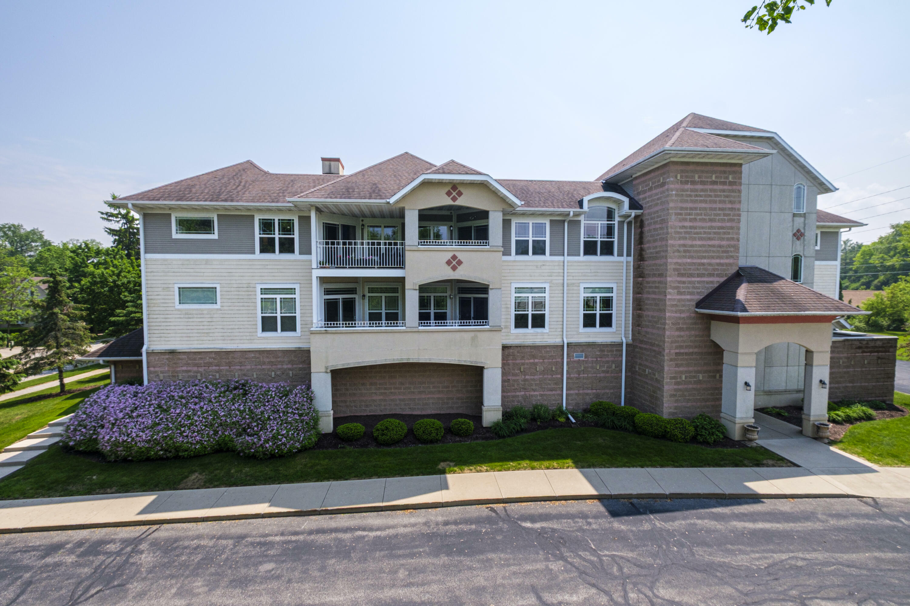 Property Photo: 213 S Main St 302 WI 53092
