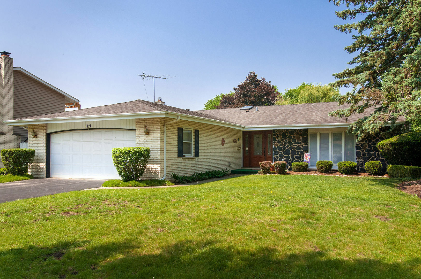 Property Photo: 1128 N King Charles Court IL 60067