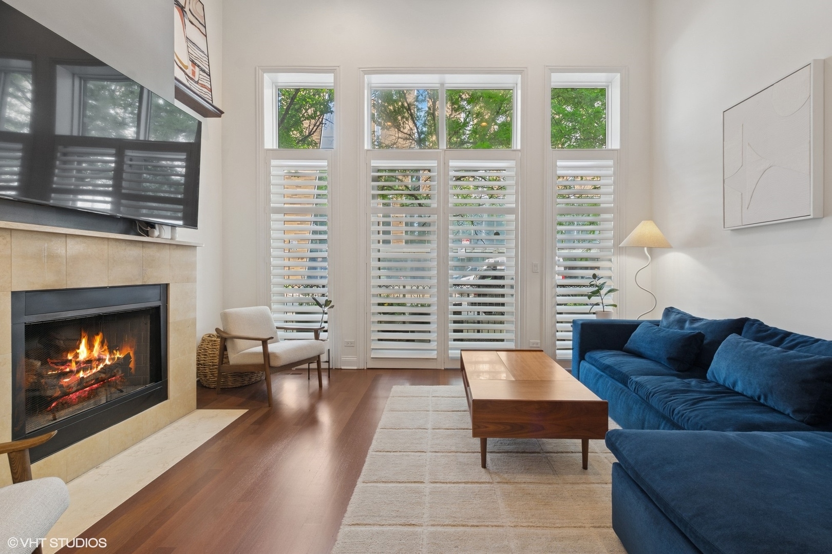 Property Photo: 3020 N Sheffield Avenue 1N IL 60657
