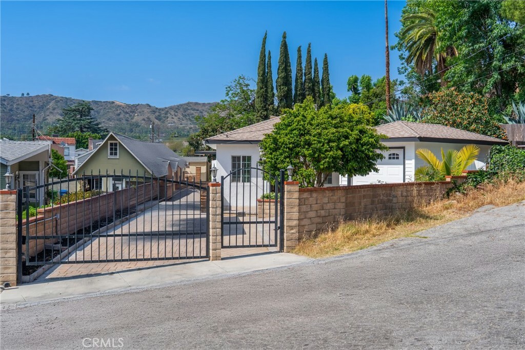 Property Photo: 2035 Las Colinas Avenue CA 90041