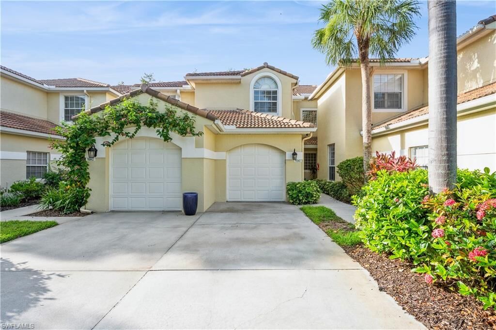 Property Photo:  74 Silver Oaks Cir 9-202  FL 34119 