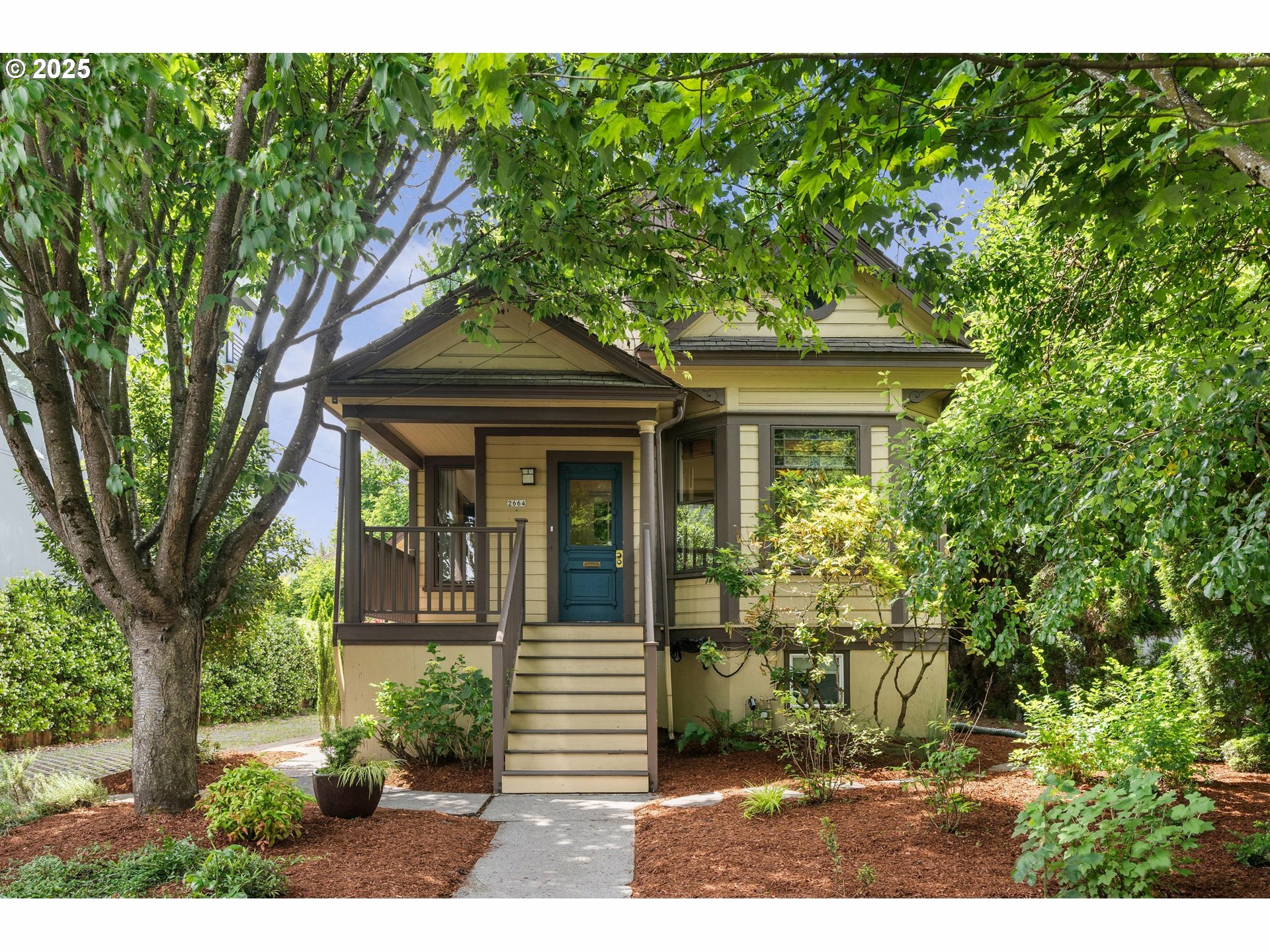 Property Photo:  2664 NW Thurman St  OR 97210 