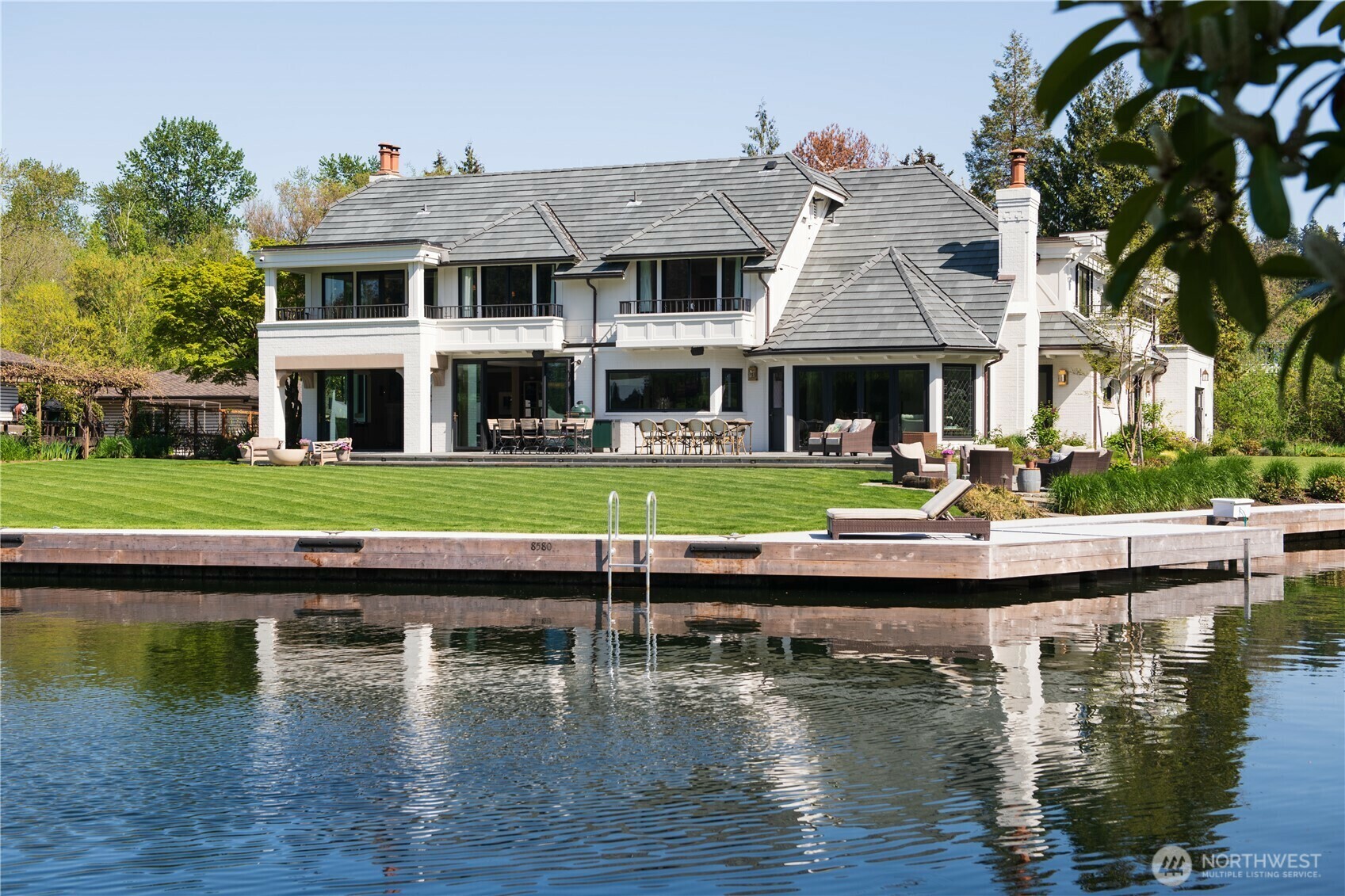 Property Photo: 8580 Hunts Point Lane WA 98004