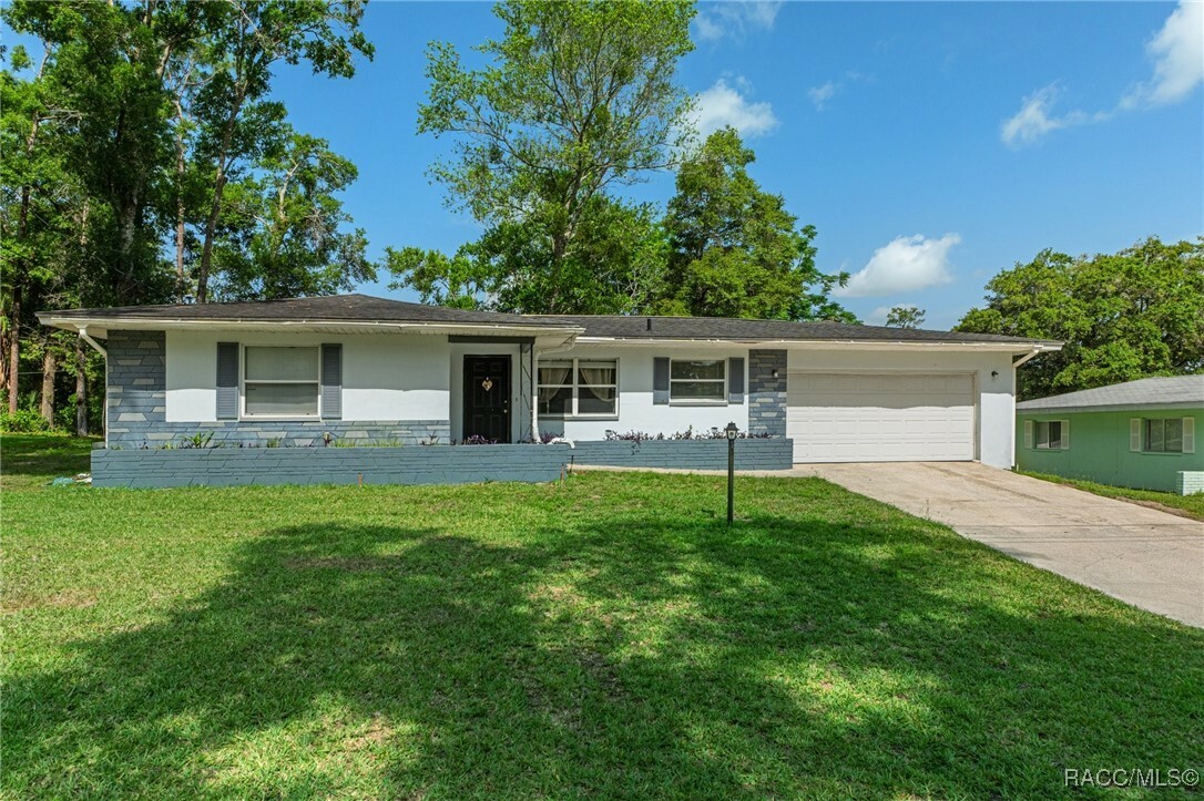 Property Photo:  833 Maple Avenue  FL 34452 