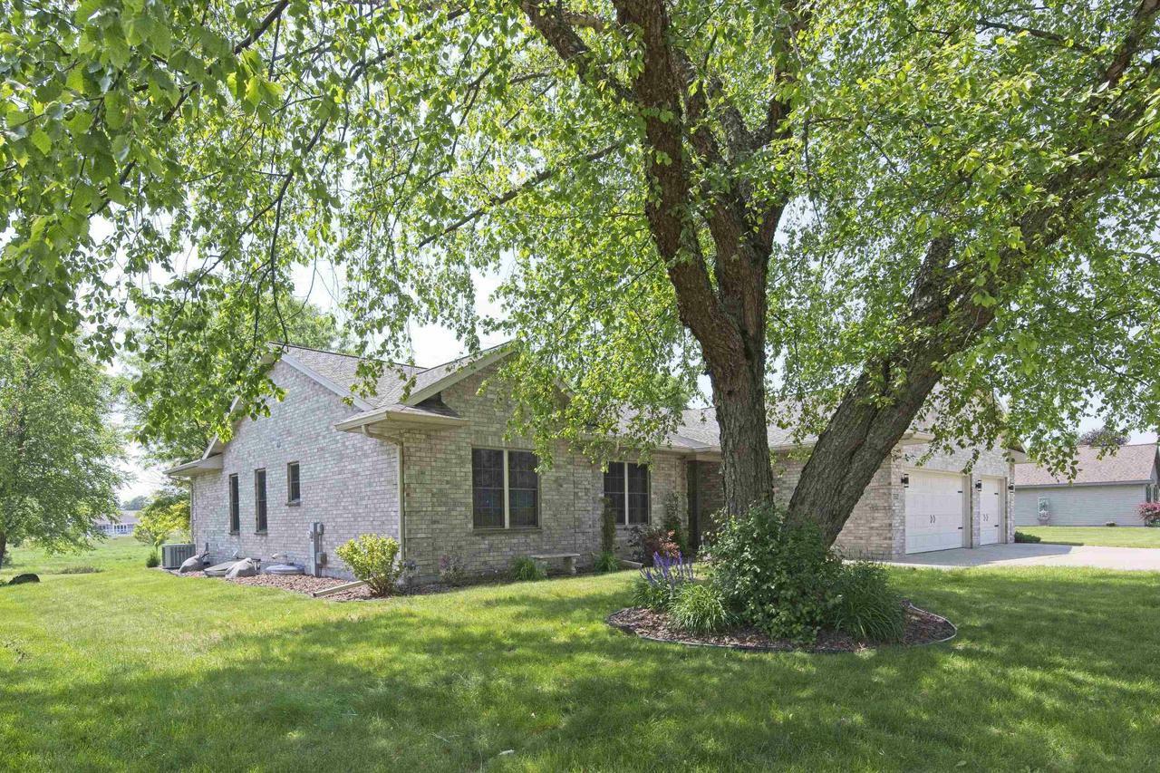 Property Photo: 552 Meadowlark Lane WI 53901