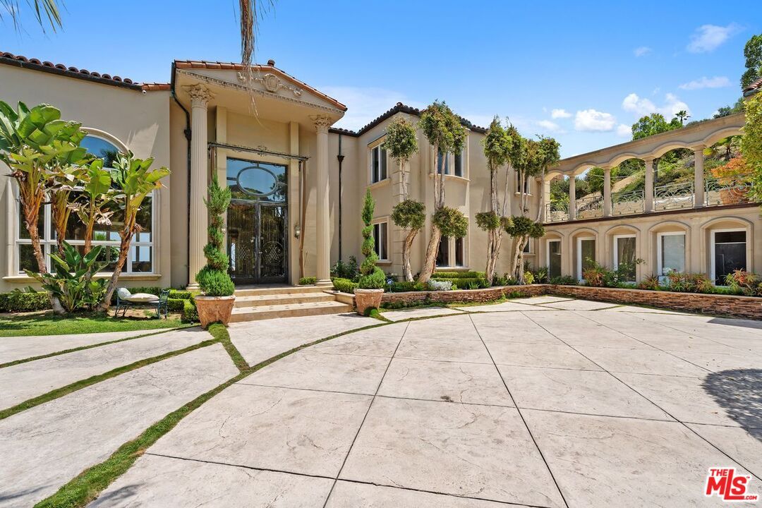 Property Photo: 16980 Escalon Dr CA 91436