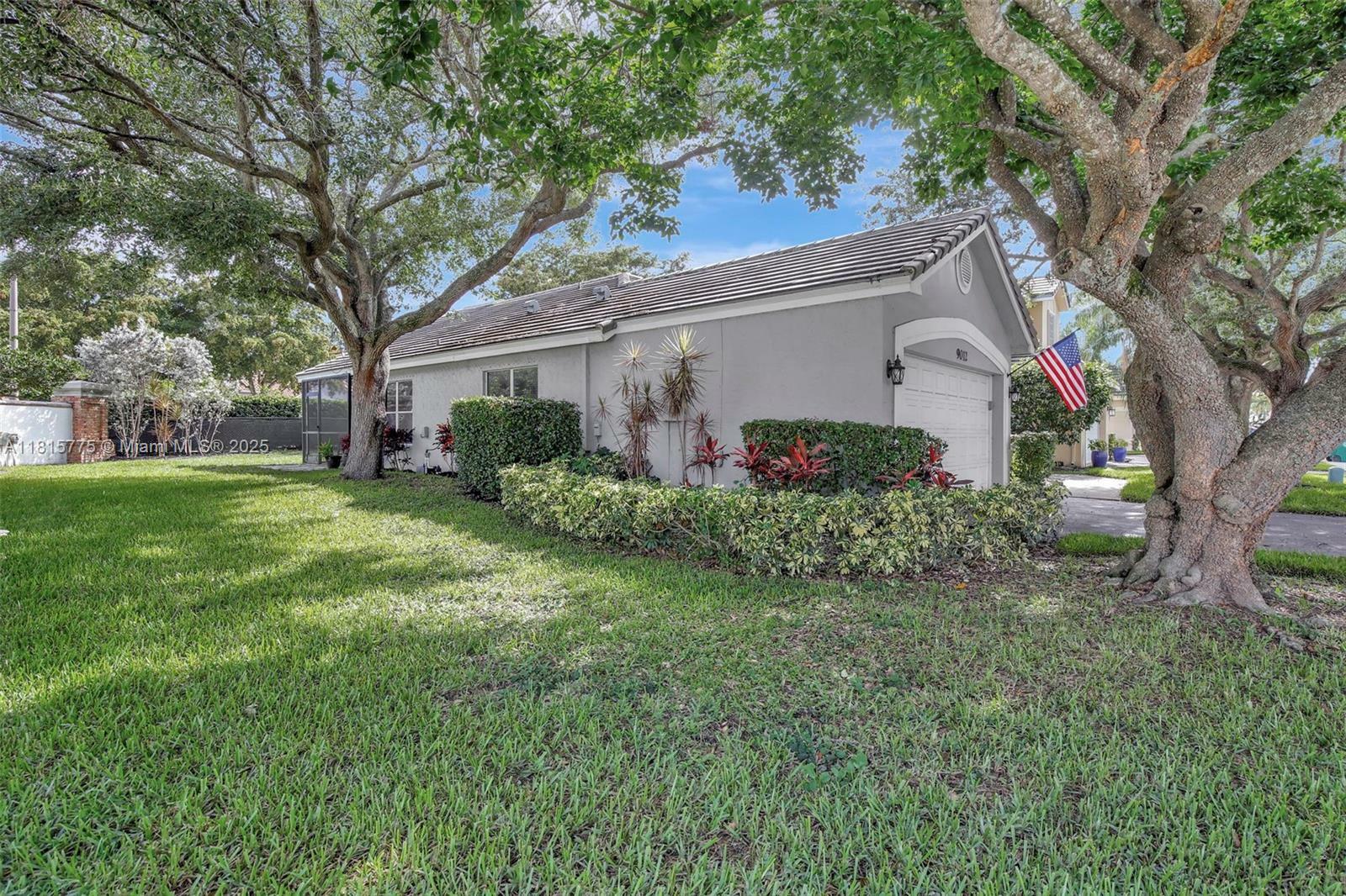 Property Photo: 9012 Lake Park Cir S FL 33328