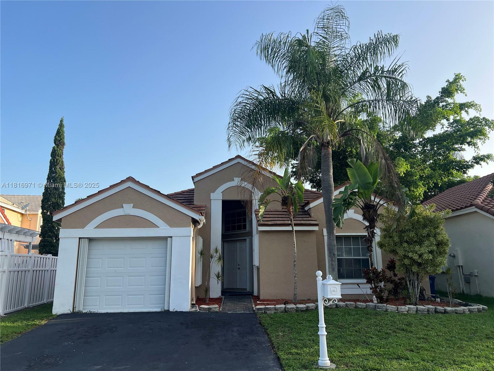 Property Photo: 465 Somerset Way 465 FL 33326