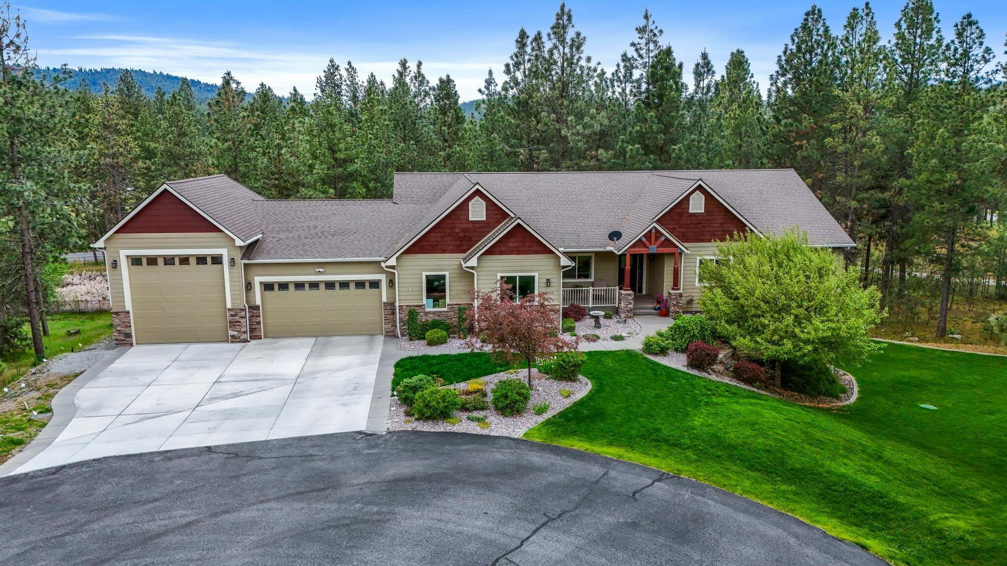 Property Photo: 13906 E 39th Ln WA 99037