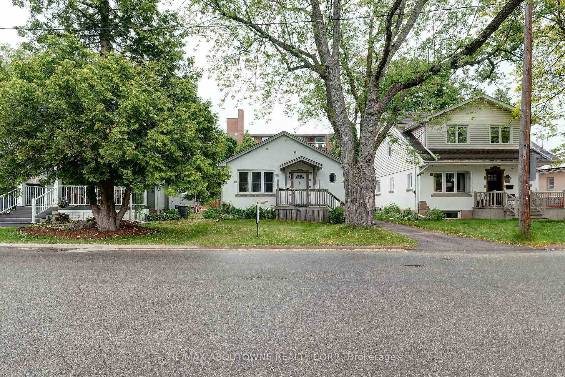Property Photo: 469 Woodland Avenue ON L7R 2S2