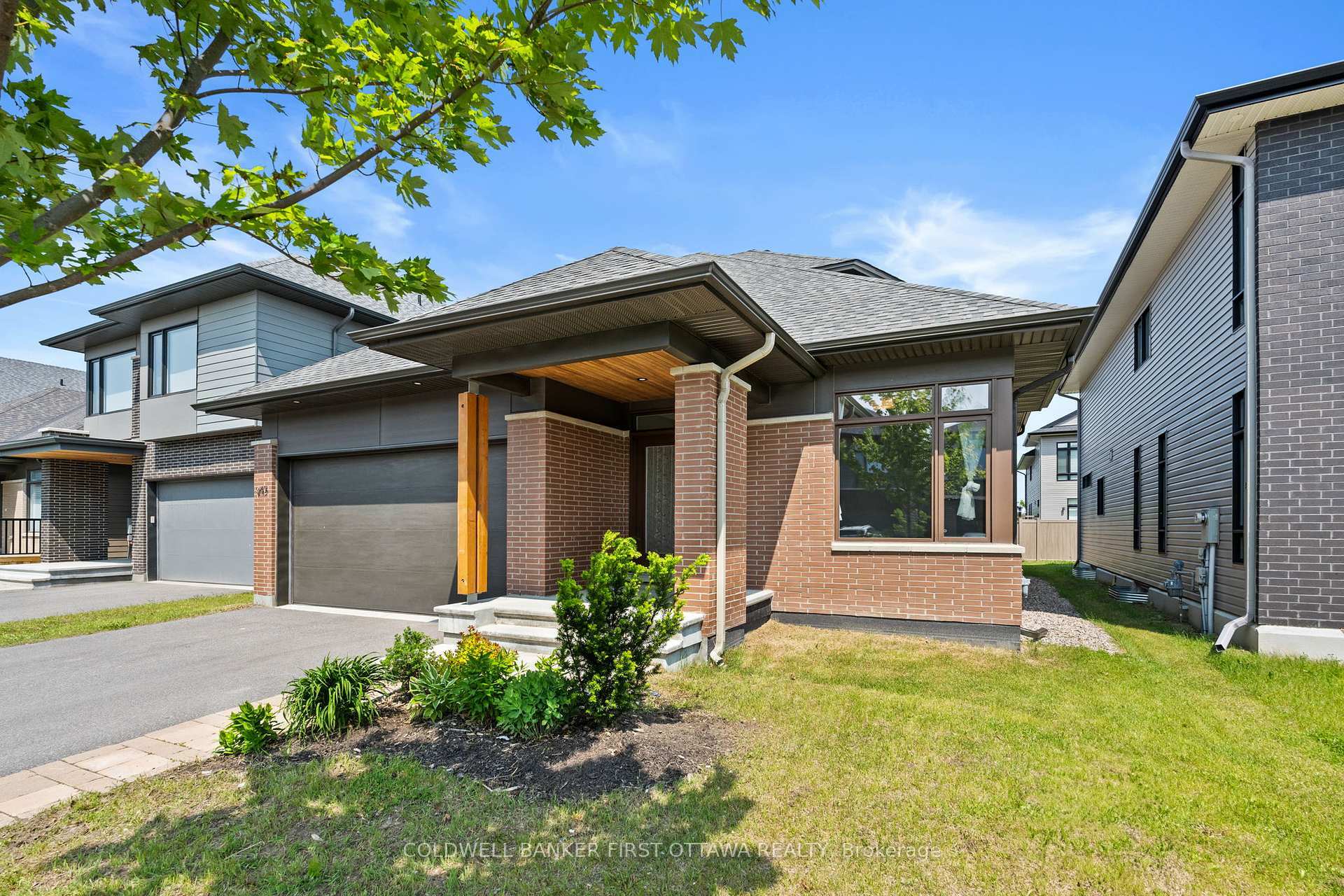 Property Photo: 945 Islington Way ON K1T 0T7
