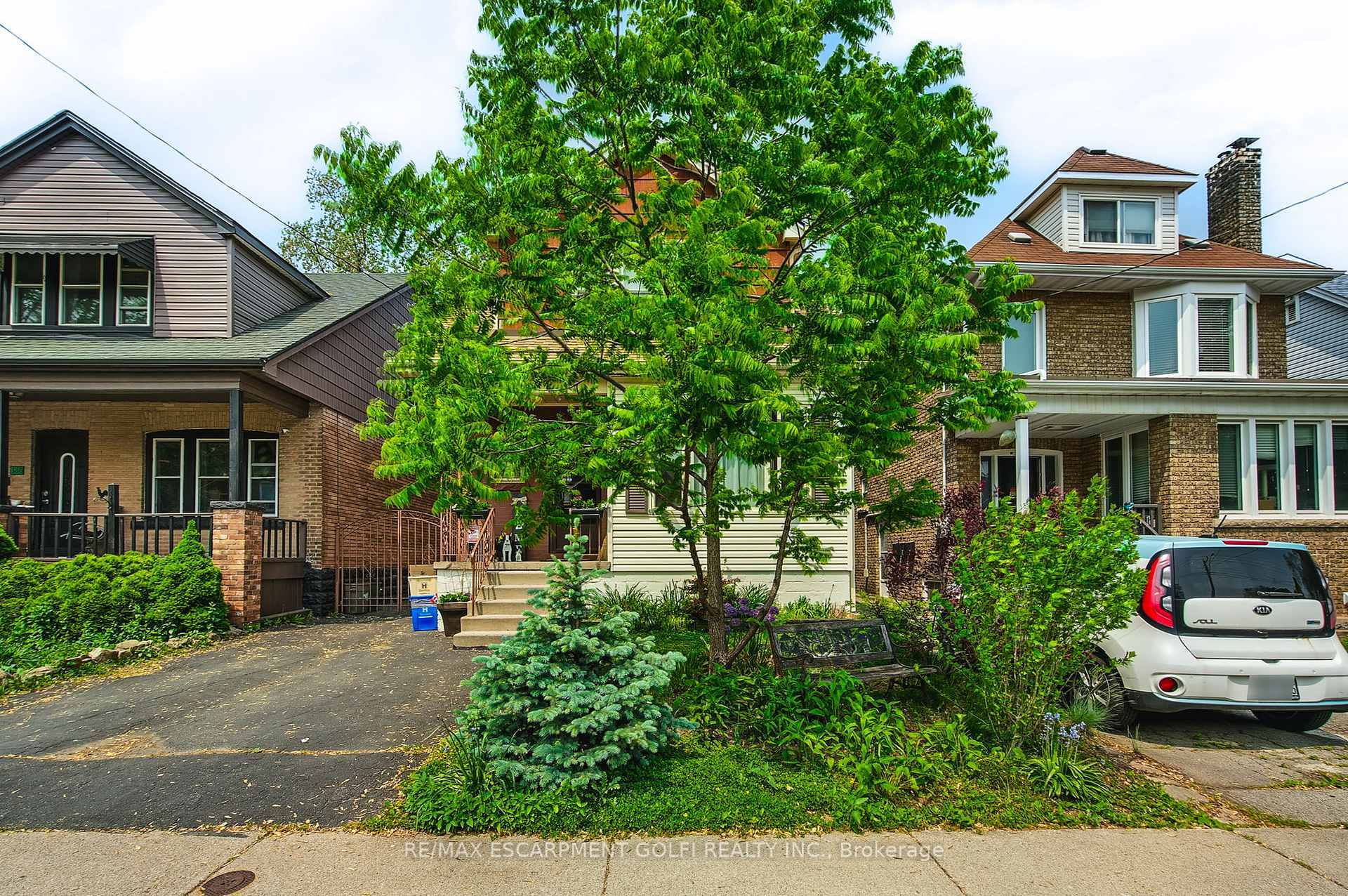 Property Photo: 184 Rosslyn Avenue S ON L8M 3J5