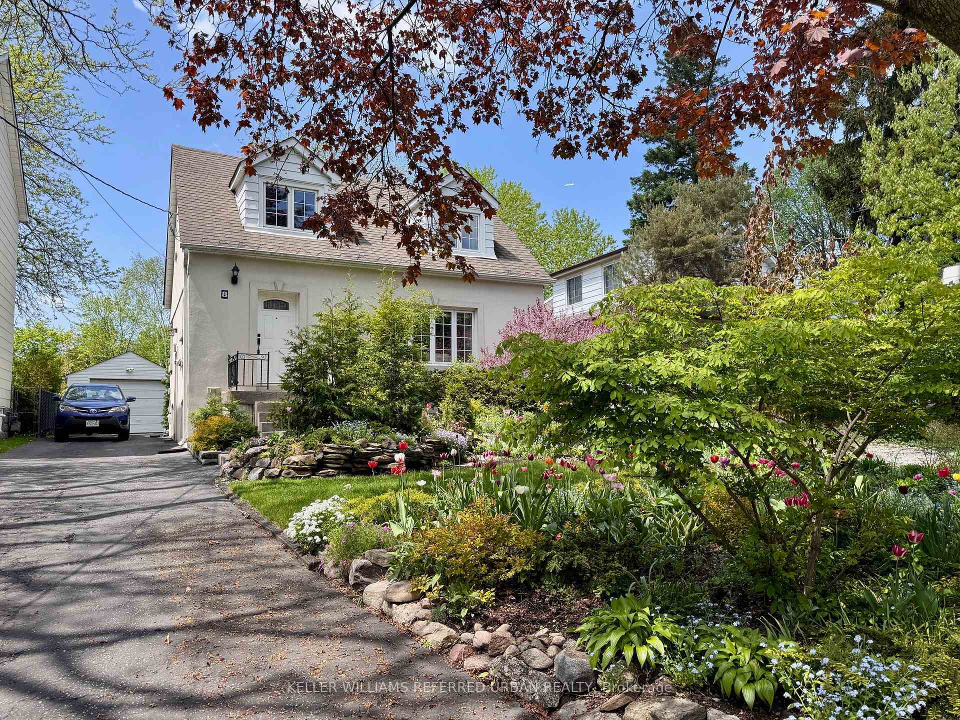 Property Photo: 8 Abbotsford Road ON M2N 2P7