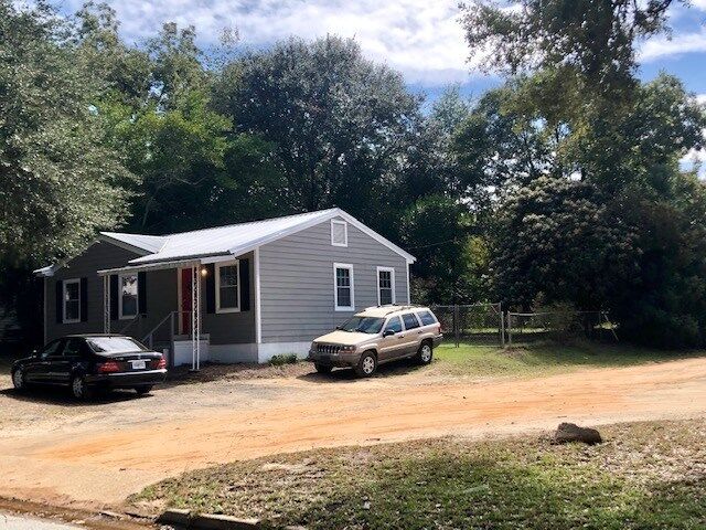 Property Photo: 634 Eleventh Ave GA 31701