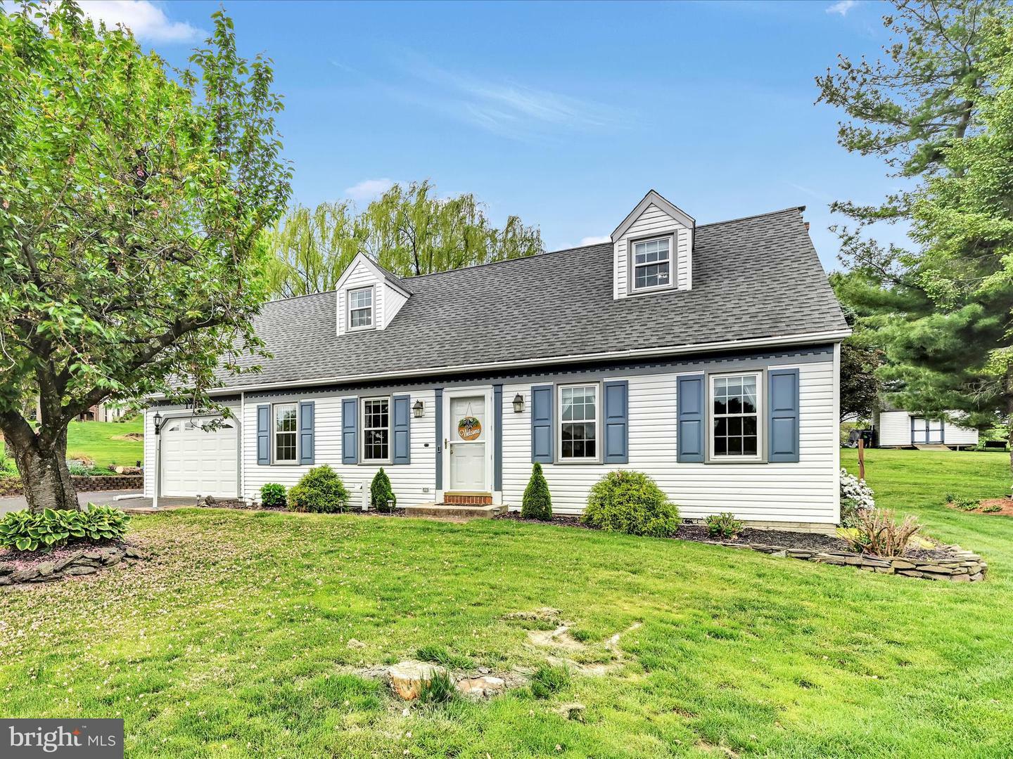 Property Photo: 1716 Rock Ledge Court PA 17603