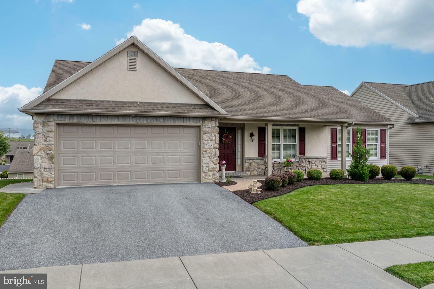 Property Photo: 726 Heather Ridge PA 17545