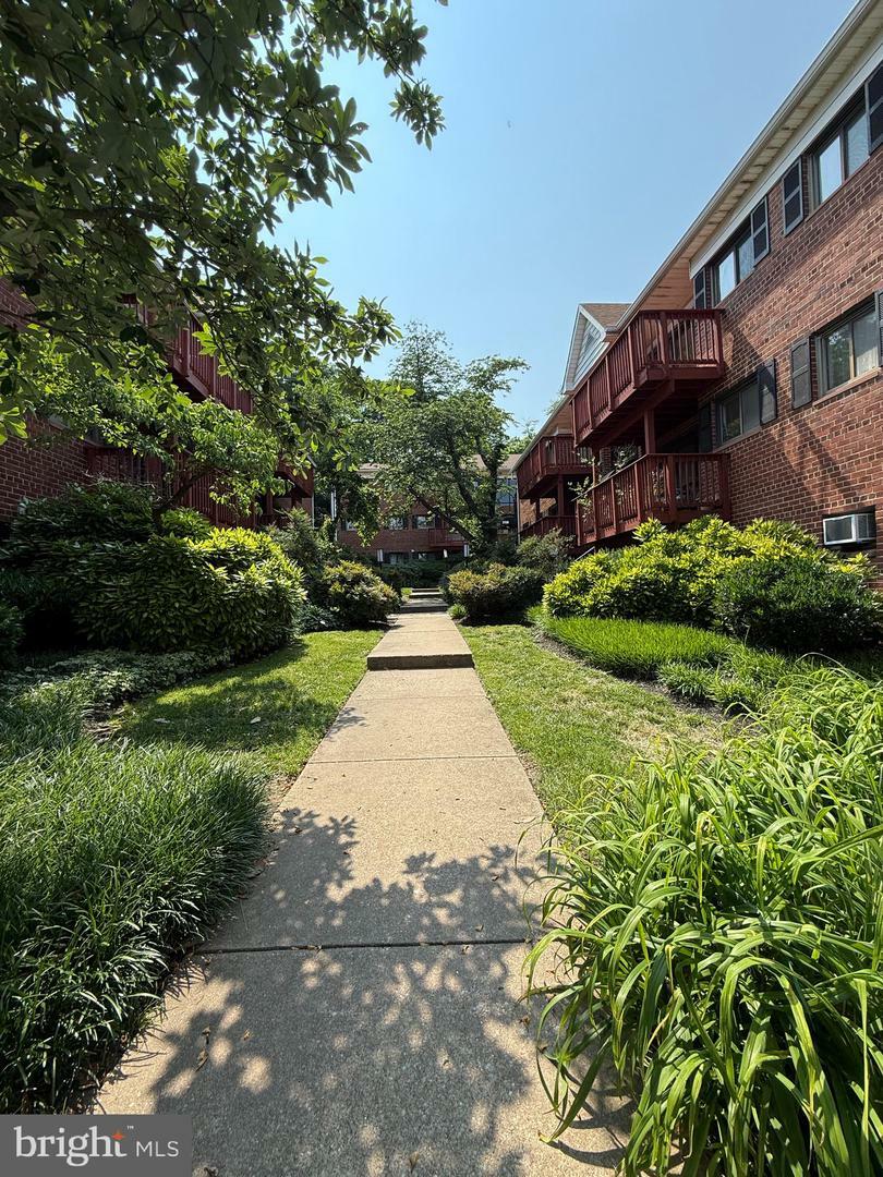 Property Photo: 206 Skyhill Road 6 VA 22314
