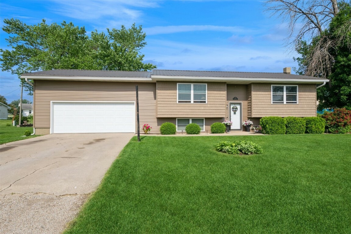 Property Photo: 303 6th Avenue IA 52315
