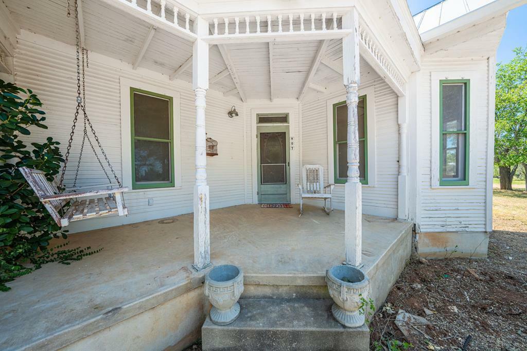Property Photo: 807 Eagle St 1 TX 78624