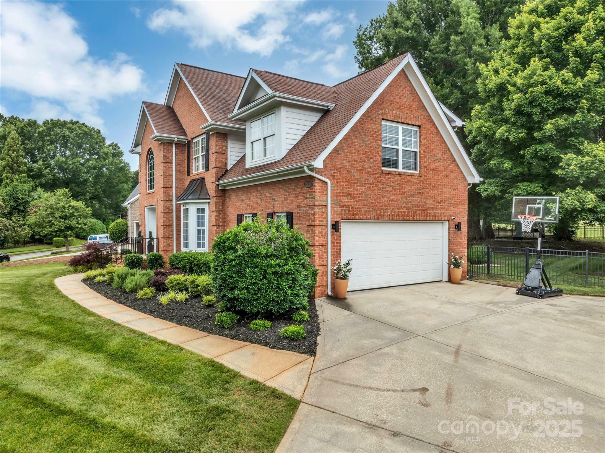 Property Photo: 15737 Agincourt Drive NC 28078