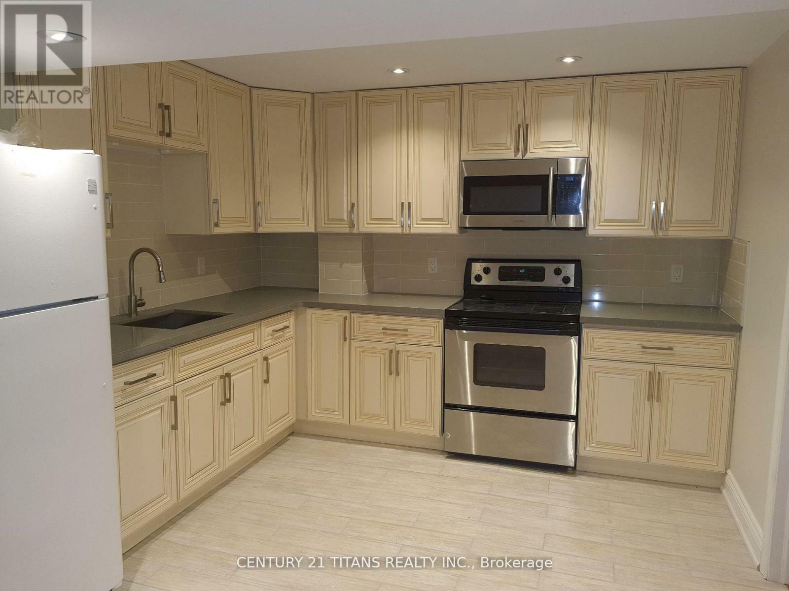 Property Photo:  44 Ashbury Boulevard  ON L1Z 1L3 