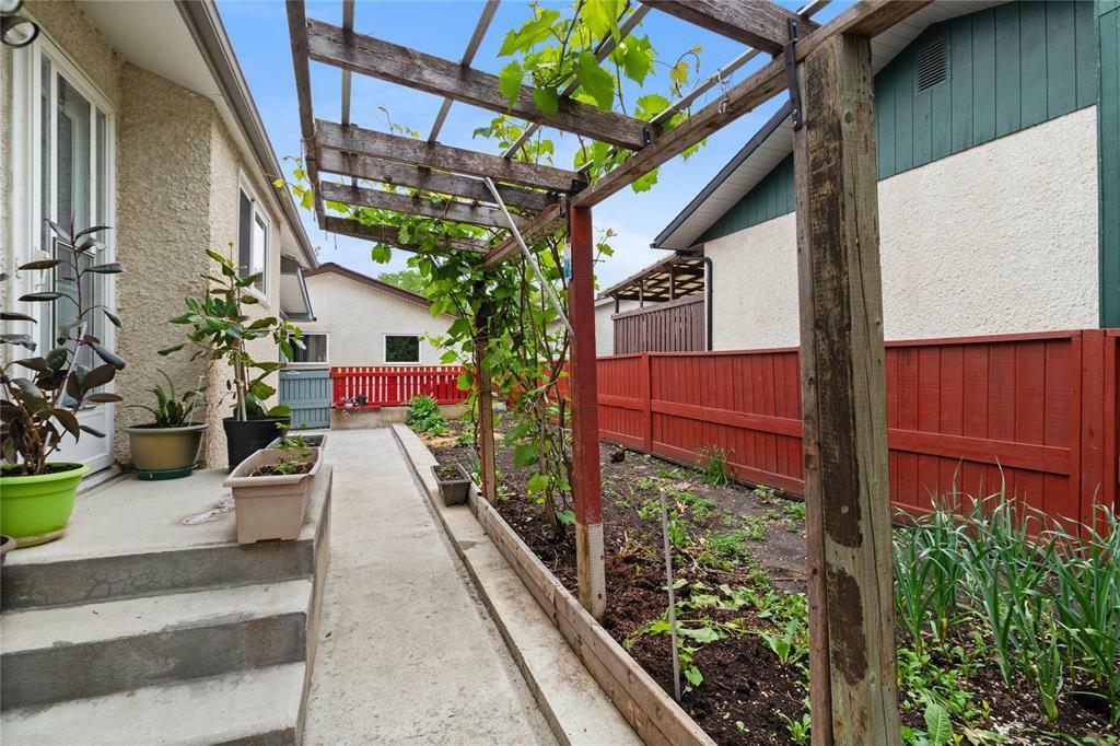 Property Photo: 15 Mutchmor Close MB R2K 3R5