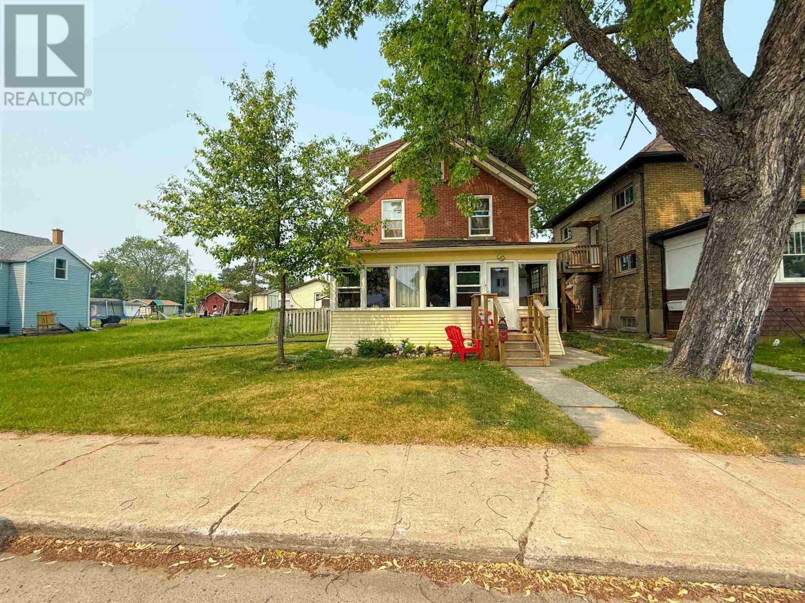 Photo de la propriété: 834 First Street South ON P9N 1E4