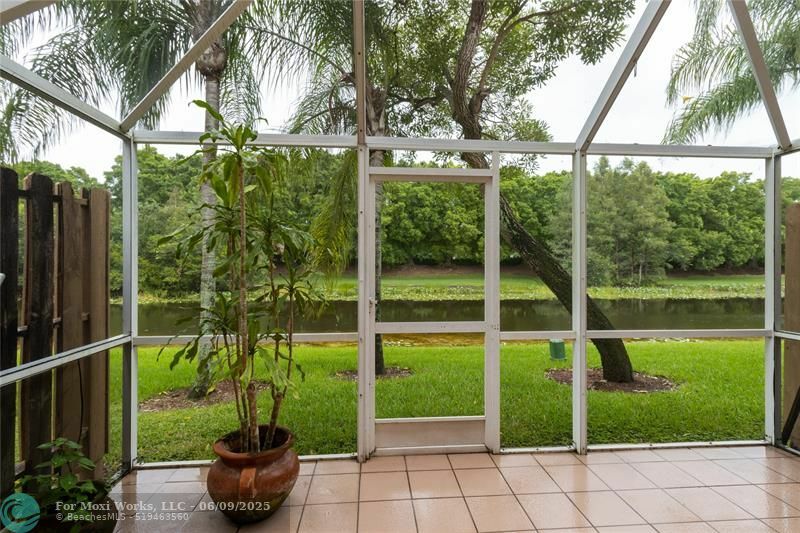 Property Photo: 1402 Veracruz Ln FL 33327