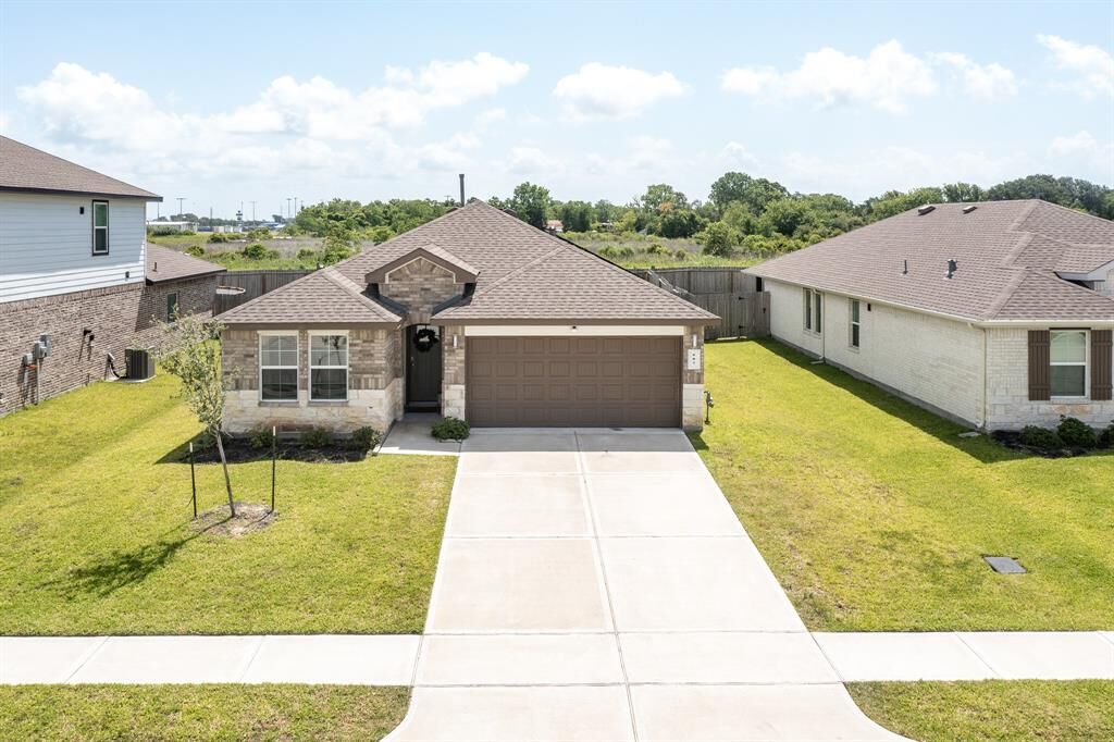 Property Photo: 607 Hidden Brook Drive TX 77523