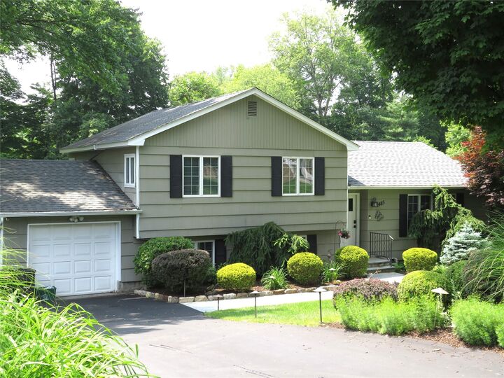 2485 Pine Grove Court  Yorktown Heights NY 10598 photo